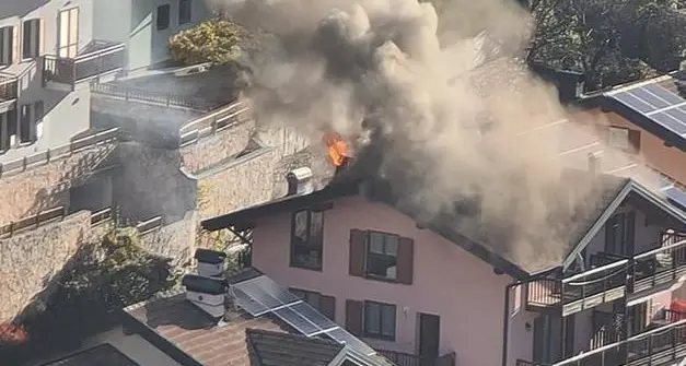 Incendio a Cimone: fiamme dalla cana fumaria sul tetto di una casa