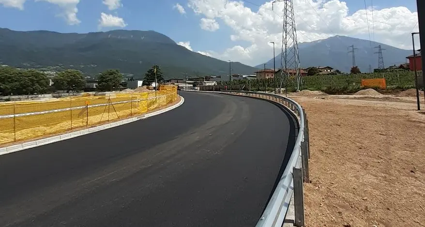 Per costruire la «cittadella Ferrari» si sposta la strada a Ravina: chiusura al traffico dal ponte a via della Croce da lunedì