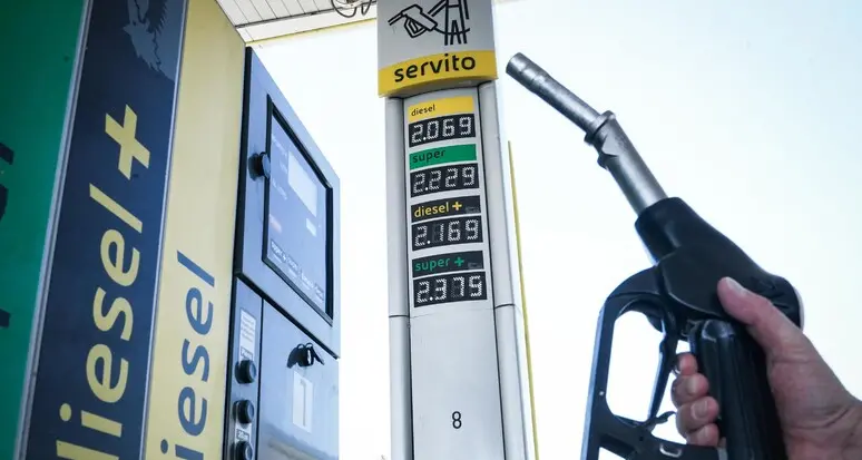 La benzina torna a prendere il volo: prezzi ai massimi dal mese di ottobre