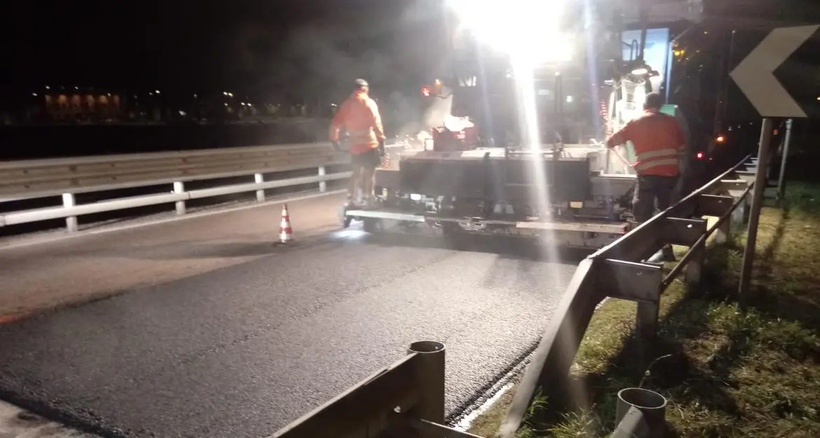 Statale «47» della Valsugana, al via i lavori notturni di bitumatura: attenzione alla viabilità