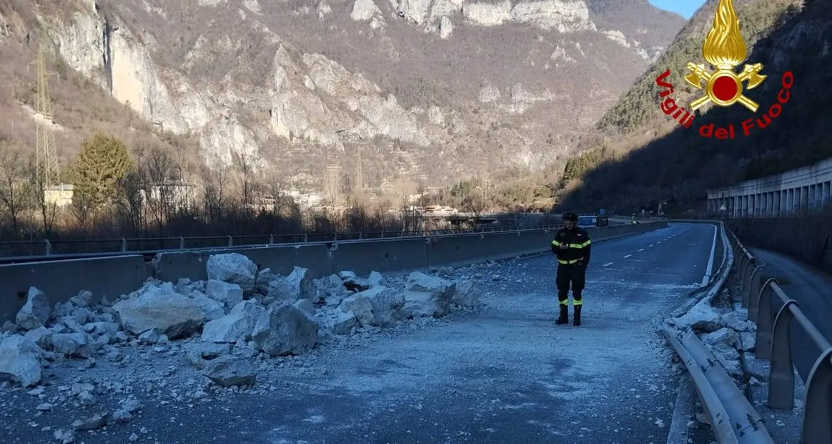 La frana che divide Trentino e Veneto: dopo i massi caduti, per raggiungere Bassano si va per la Feltrina
