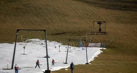Allarme siccità, i dati shock resi noti da Legambiente: sulle Alpi 53% di neve in meno. Laghi e fiumi in sofferenza