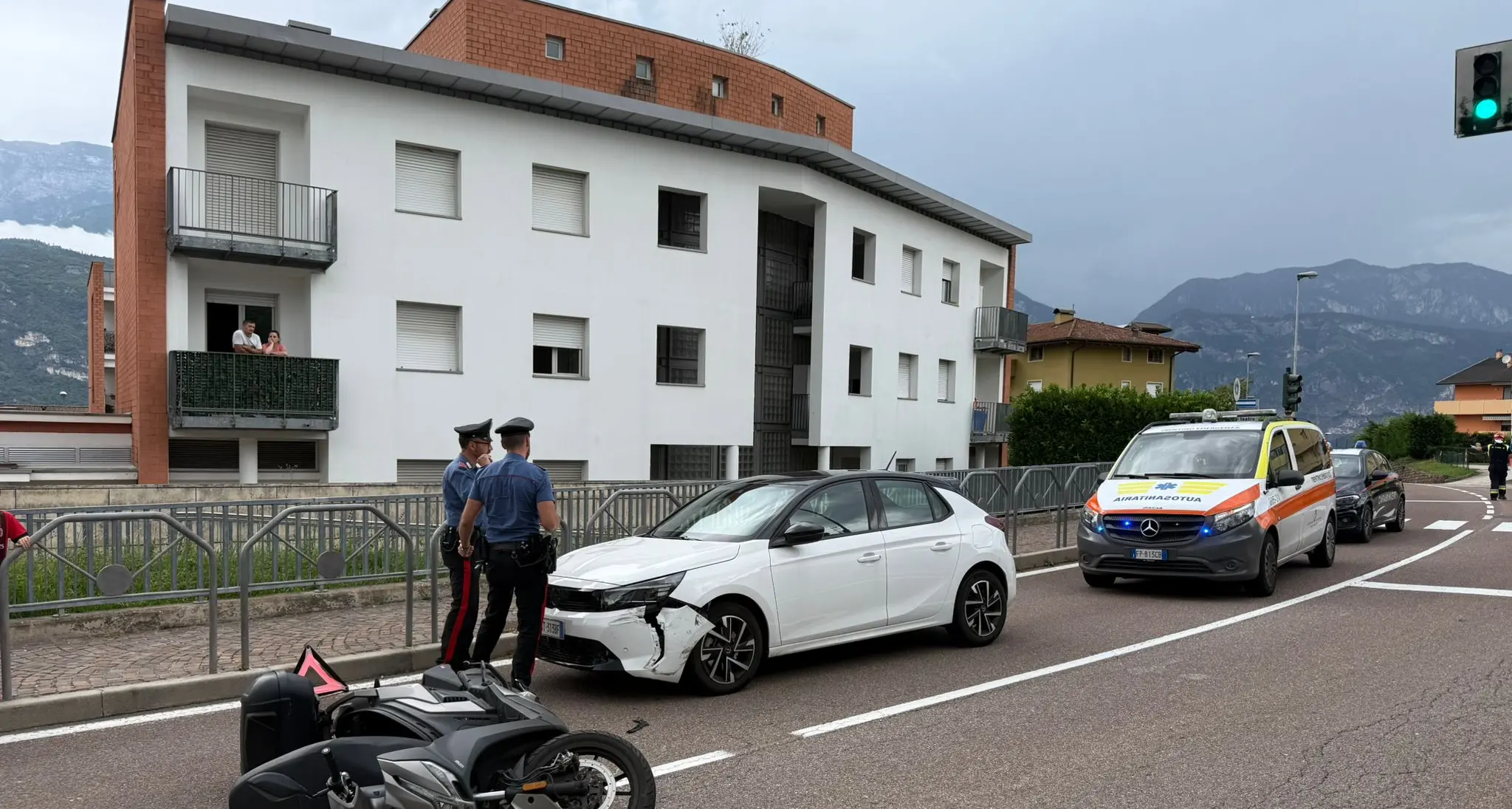 Si scontra in scooter con un’auto e finisce a terra