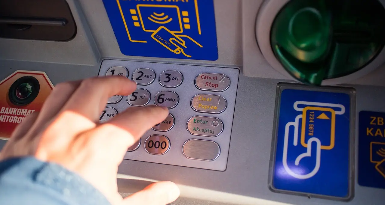 Ruba un bancomat mentre è “in trasferta” a Rovereto, ma un agente da poco trasferito lo riconosce