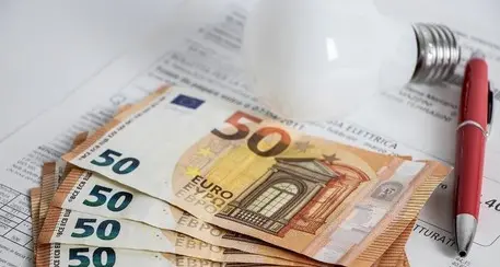 Bonus bollette, continuano le polemiche: “Bastava copiare Bolzano per dare fino a 500 euro a famiglia”