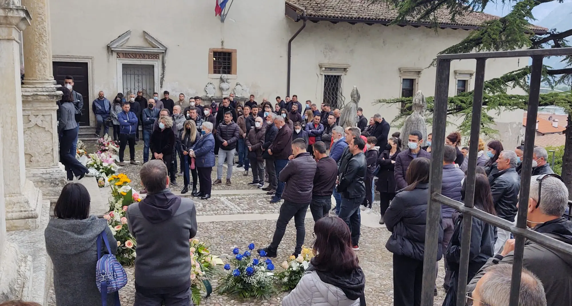 L’ultimo abbraccio di San Michele a Donika Nikollbibaj, la 24enne morta in un incidente stradale in Veneto