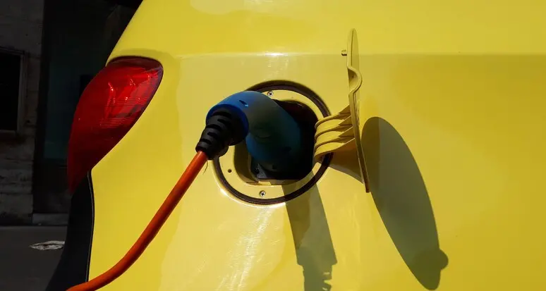 A ruba incentivi per le auto tradizionali, elettriche al palo