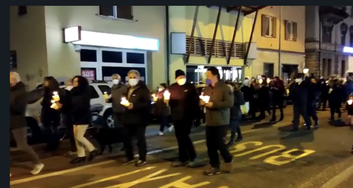 Bypass ferroviario, fiaccolata, in solidarietà con gli espropriati. Oltre 500 partecipanti
