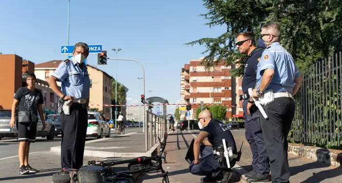 Cade con il monopattino e batte la testa: morto a Milano un ragazzino di 13 anni