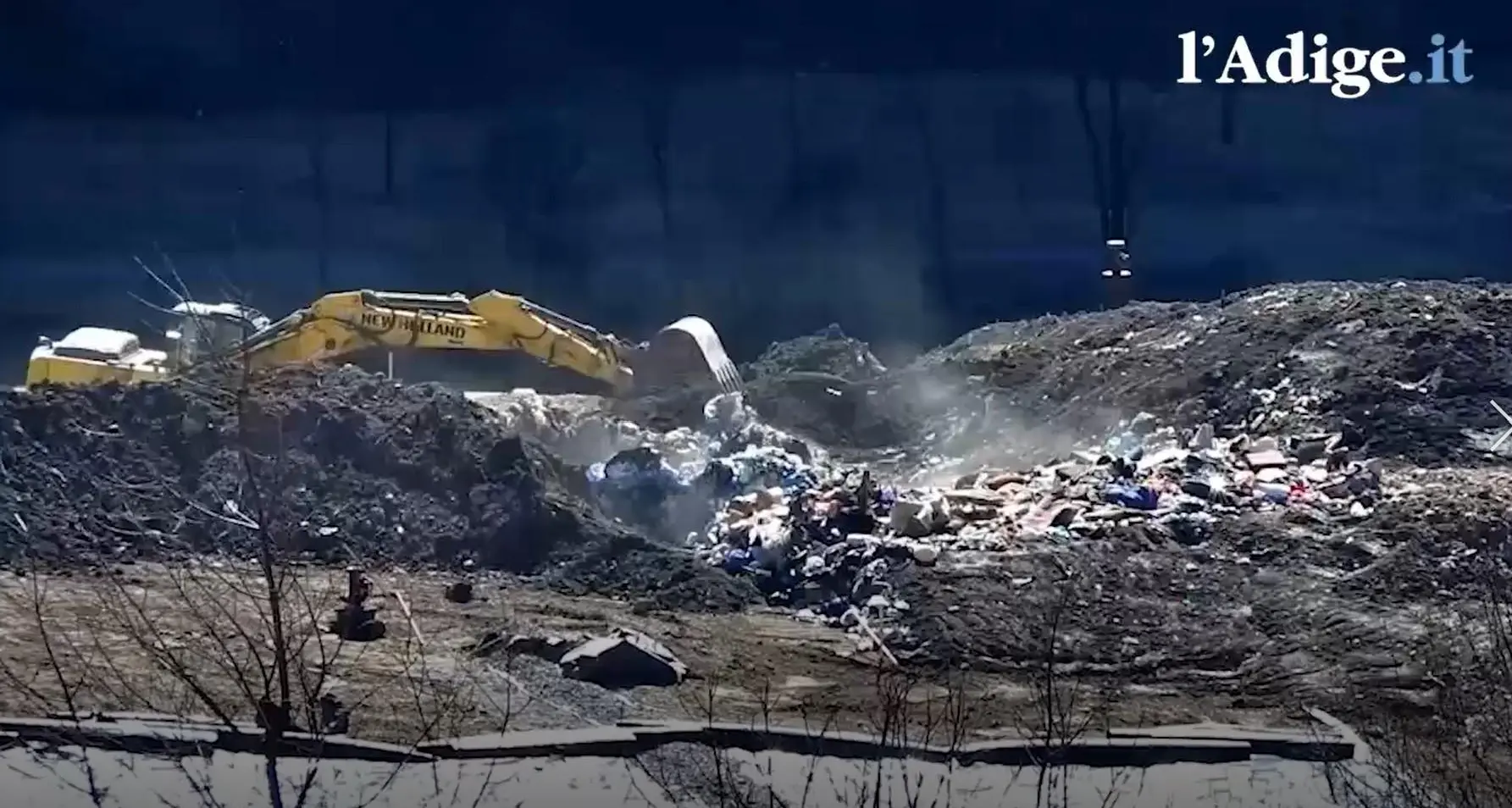 Discarica di Imer, i residenti filmano tutto, «Ecco la grande schifezza: fanghi di depuratori, terra di esumazione dei cimiteri, rifiuti speciali» – VIDEO