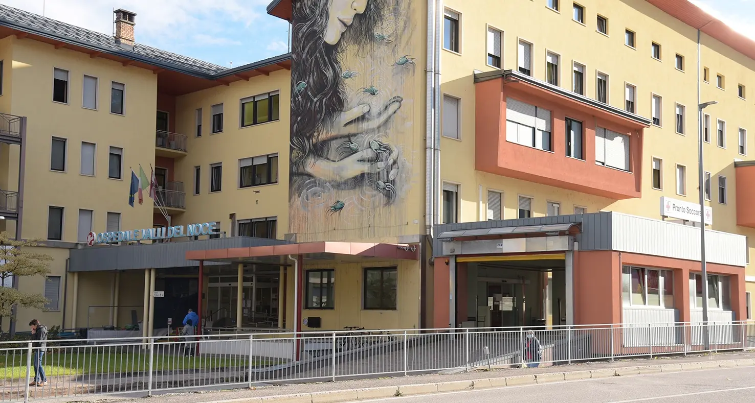 Cles, all'ospedale mancano cinque pediatri e il primario sta per andare in pensione: l’Azienda cerca «gettonisti» a pagamento