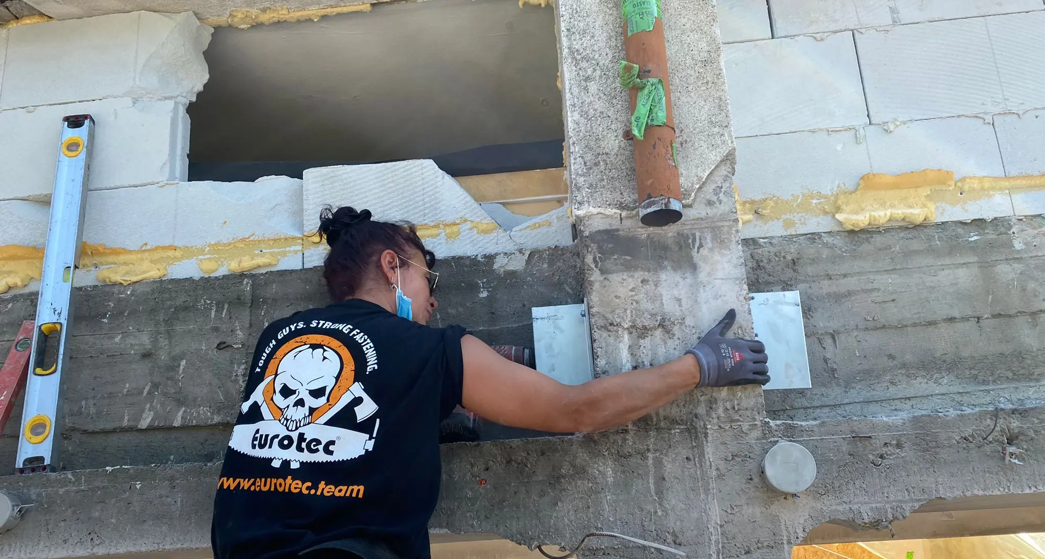 Il marito si ammala di leucemia, Mirka diventa carpentiera nei cantieri e tiene in piedi l’azienda