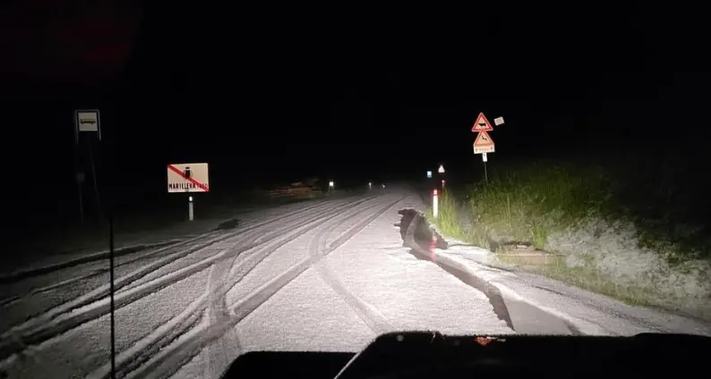 Marilleva: furiosa grandinata, dieci centimetri di ghiaccio in strada e le auto finiscono nella scarpata