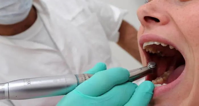 Rimane senza denti, l’odontoiatra paga: il calvario di una donna della Rotaliana