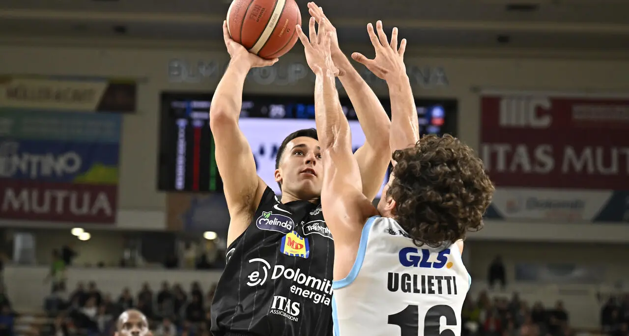 L’Aquila Basket frena la sua corsa: sconfitta in casa da Gevi Napoli 79-87 trascinata da Howard