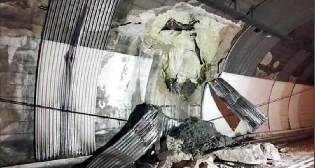 Crollo nella galleria Dom, pendolari nel caos: “La situazione potrebbe essere peggiore di quanto sembra”
