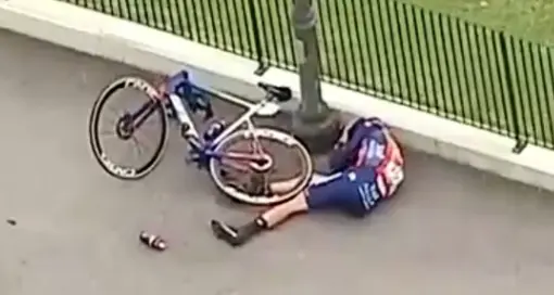 Paura al Tour des Alps, ciclista cade in discesa e sbatte sulla base in cemento di un palo in Panarotta