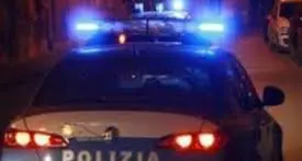I rumori svegliano due fratelli che scoprono un ladro in casa: arrestato dalla polizia un 26enne