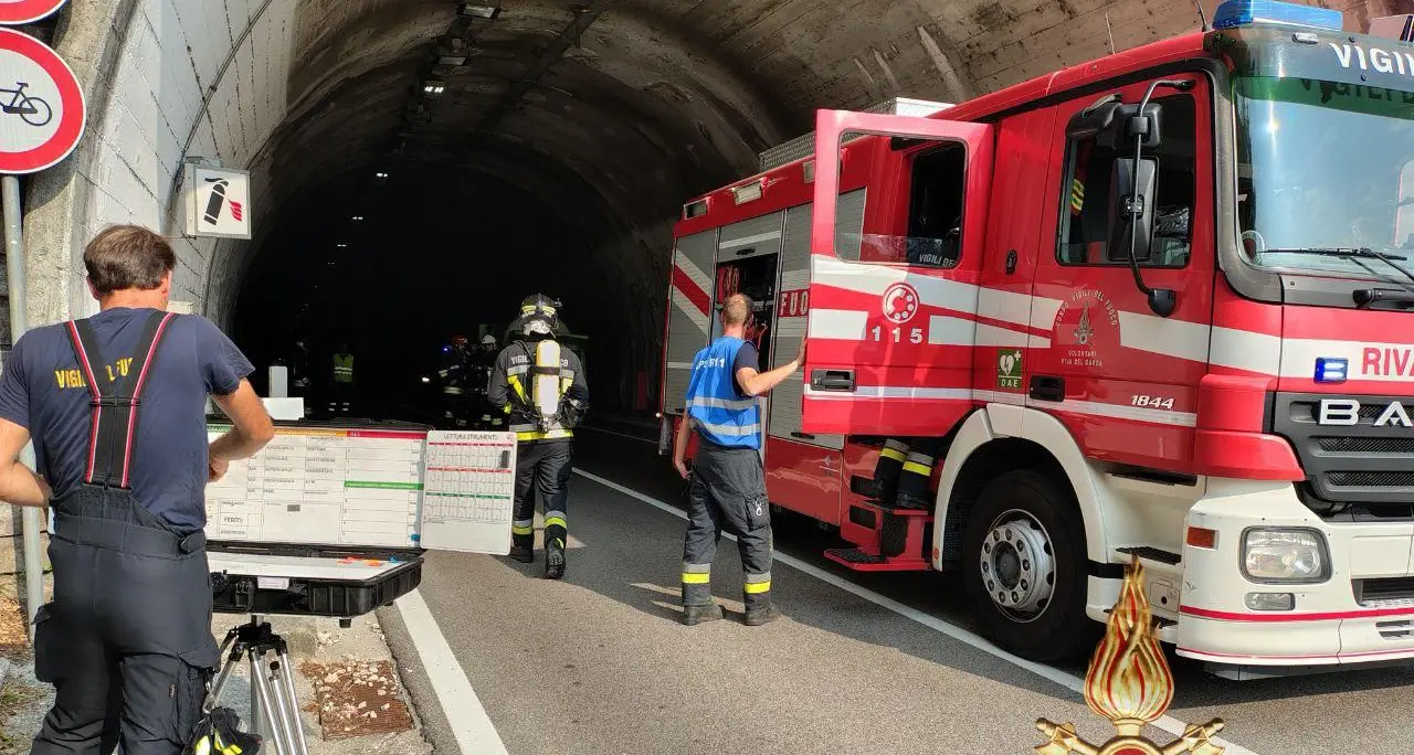 Principio d’incendio per un’autocisterna di Gpl nella galleria di Pregasina: strada interrotta