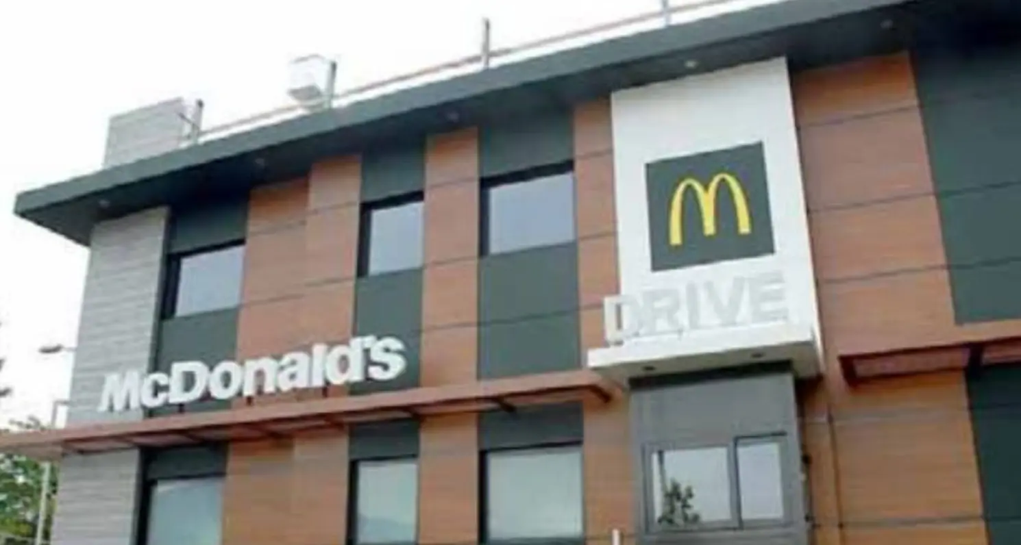 Troppa gente, chiude il ristorante due ore prima. E McDonald’s lo licenzia