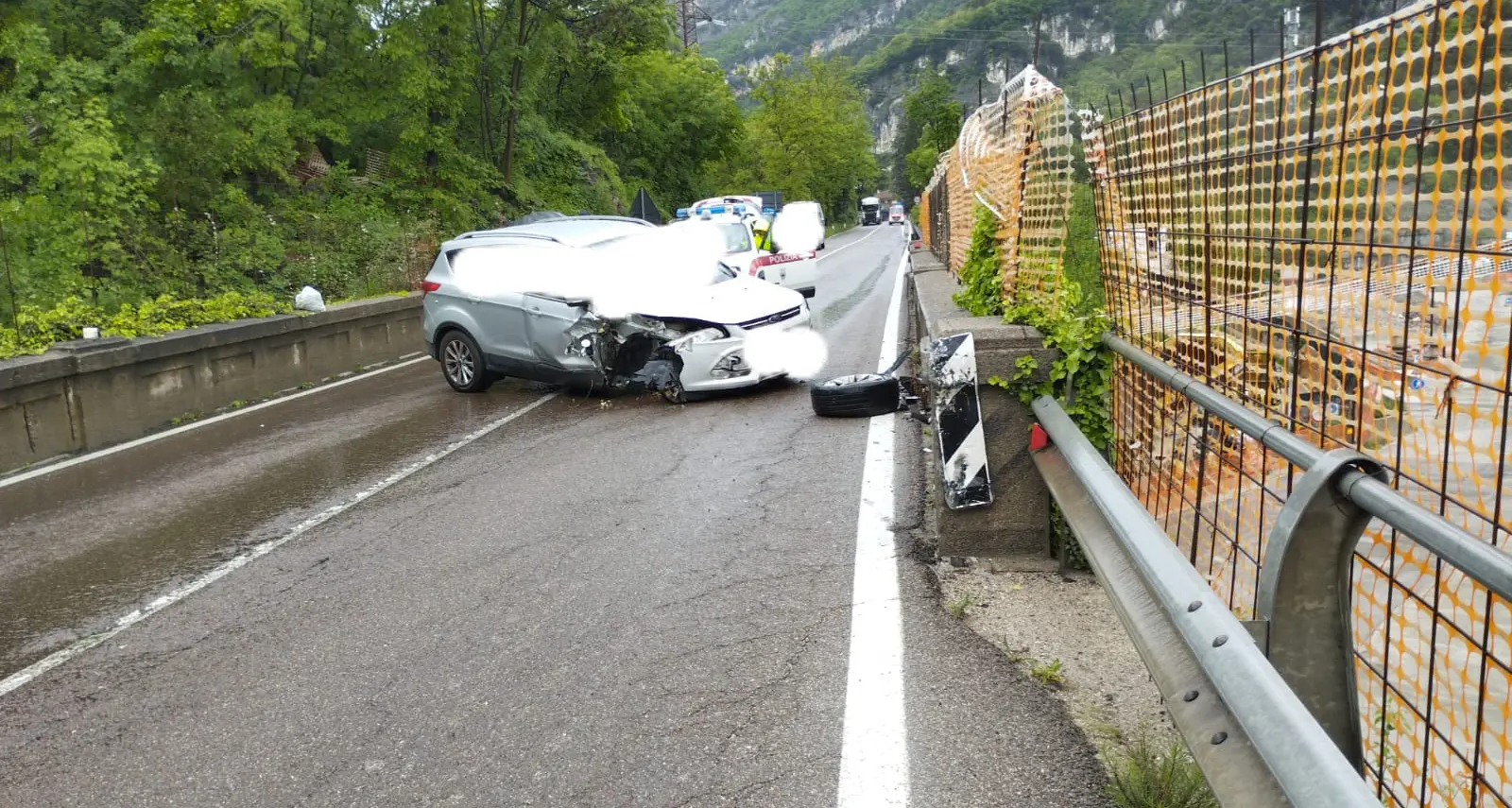 Incidente a Passo San Giovanni, ore di passione e lunghe code per un’auto che ha sbattuto sul muro