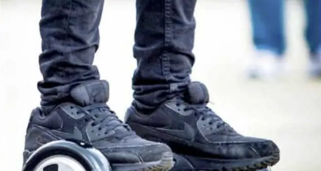 In piazza Duomo con l’hoverboard, supermulta per un ragazzo di 23 anni