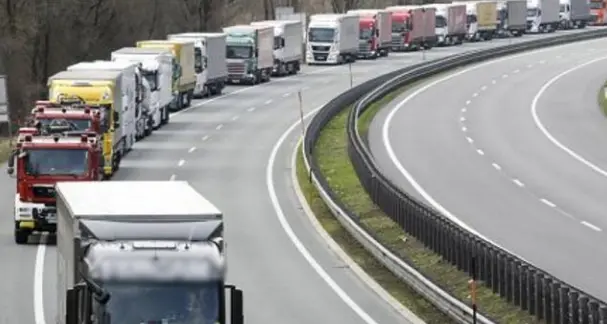 Gli autotrasportatori puntano il dito contro Vienna: “Nuovi divieti dell'Austria per i tir”