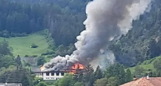 Castelfondo, disastroso rogo, un fienile e una stalla in fiamme, salvati gli animali