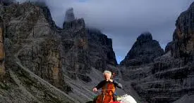 La società ideale rappresentata dall’orchestra de: “I suoni delle dolomiti”, ogni artista ascolta e suona per l’obbiettivo comune di un’armonia pacifica