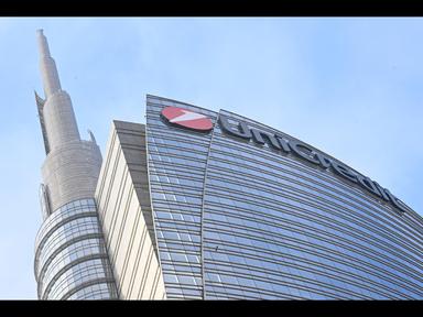 Sala trading di banca con schermi, grafici in crescita, dipendenti al lavoro, immagine di approfondimento