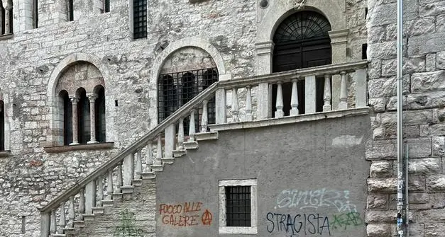 Cospito, la dura presa di posizione di Palazzo Chigi: lo Stato non scende a patti con chi minaccia