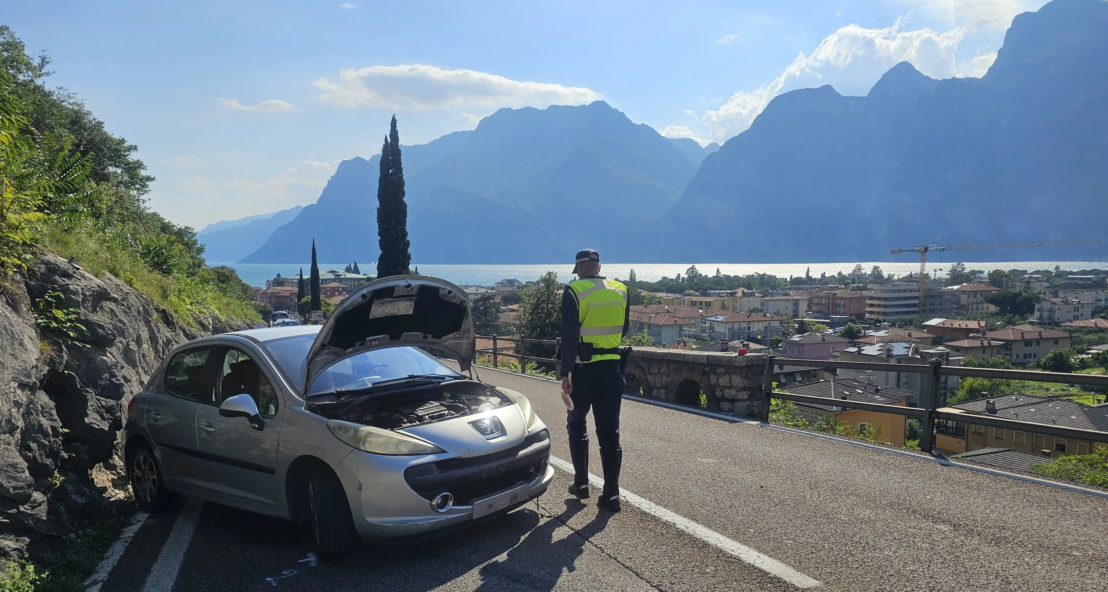 Esce di strada da solo e si schianta sulla Nago Torbole