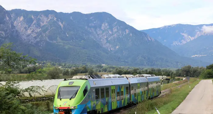 Potenziamento della ferrovia, orari più adatti ai pendolari e servizio serale: sì unanime alla mozione sui treni della Valsugana