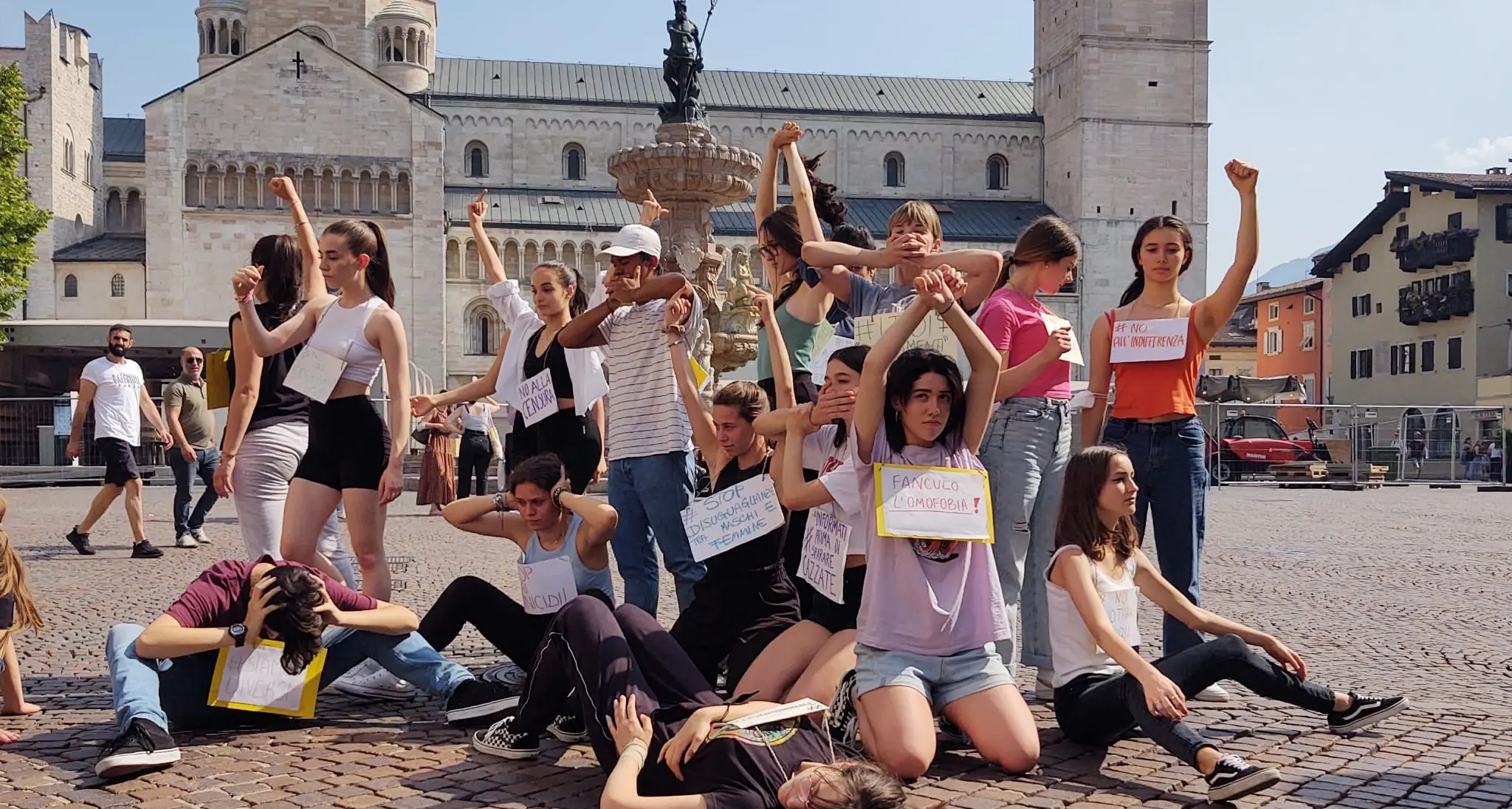 La danza come protesta: in piazza Duomo a Trento gli studenti contro bullismo e violenza, con Oriente Occidente