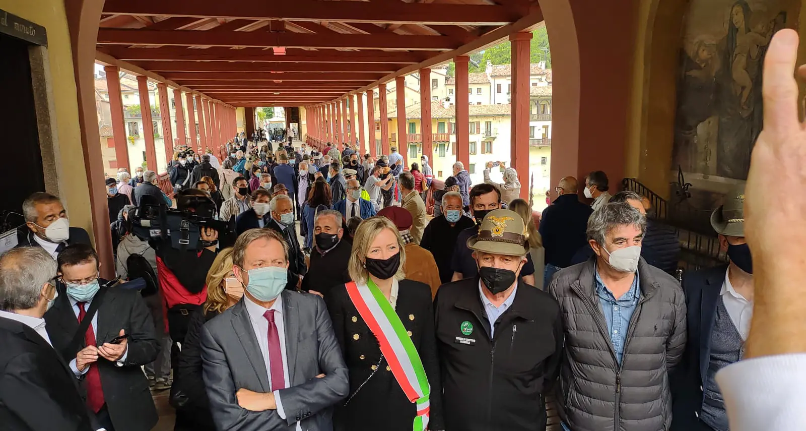 Che festa a Bassano per il Ponte degli Alpini «restaurato» dalla perginese Inco