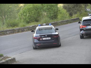 Campagna friulana con presenza di forze dell'ordine e mezzi di soccorso intorno al luogo del ritrovamento