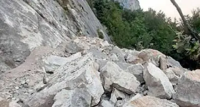 Frana alla Parete Zebrata, si stacca un costone di roccia