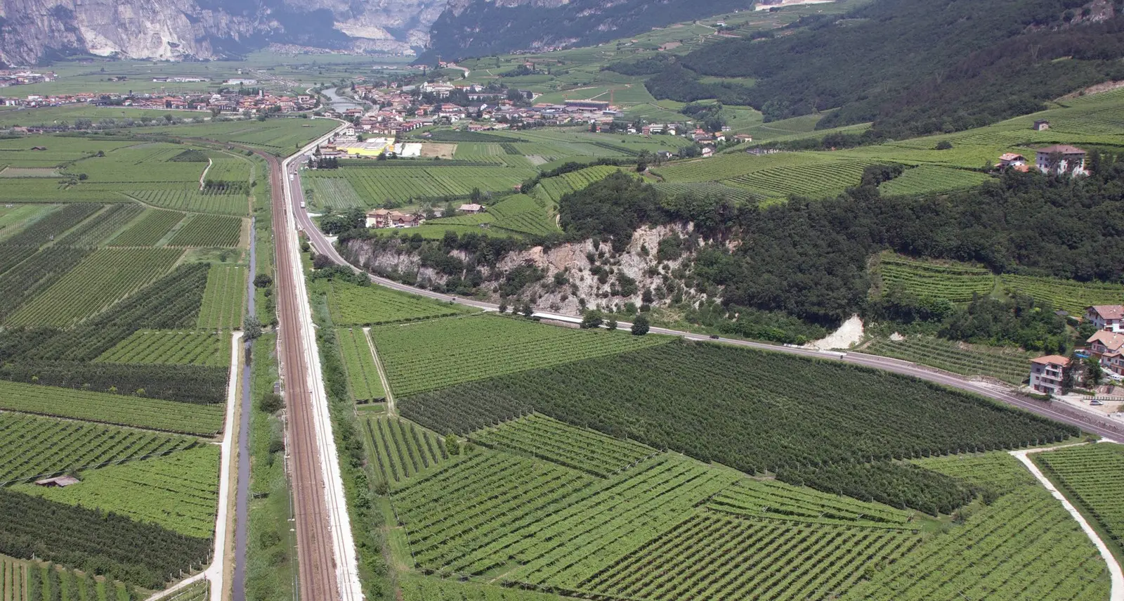 Ferrovia Tav, Fugatti gela i sindaci della Rotaliana: niente tunnel lungo, i binari passeranno da Nave San Felice