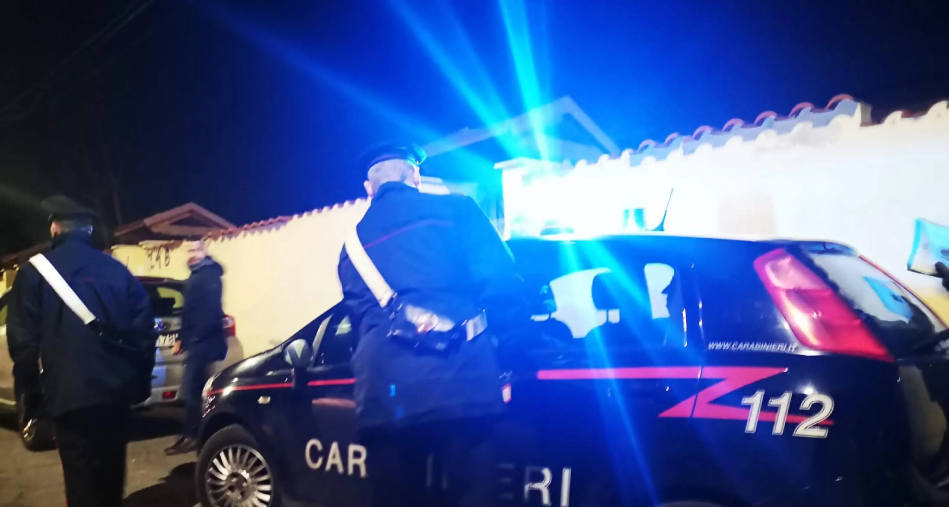 San Martino di Castrozza, fuori di testa in un negozio, minaccia titolare e dipendente, poi sfonda il parabrezza dei carabinieri con un mobile: arrestato