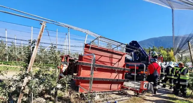 Alto Adige, si ribalta il carro della raccolta mele, quattro feriti