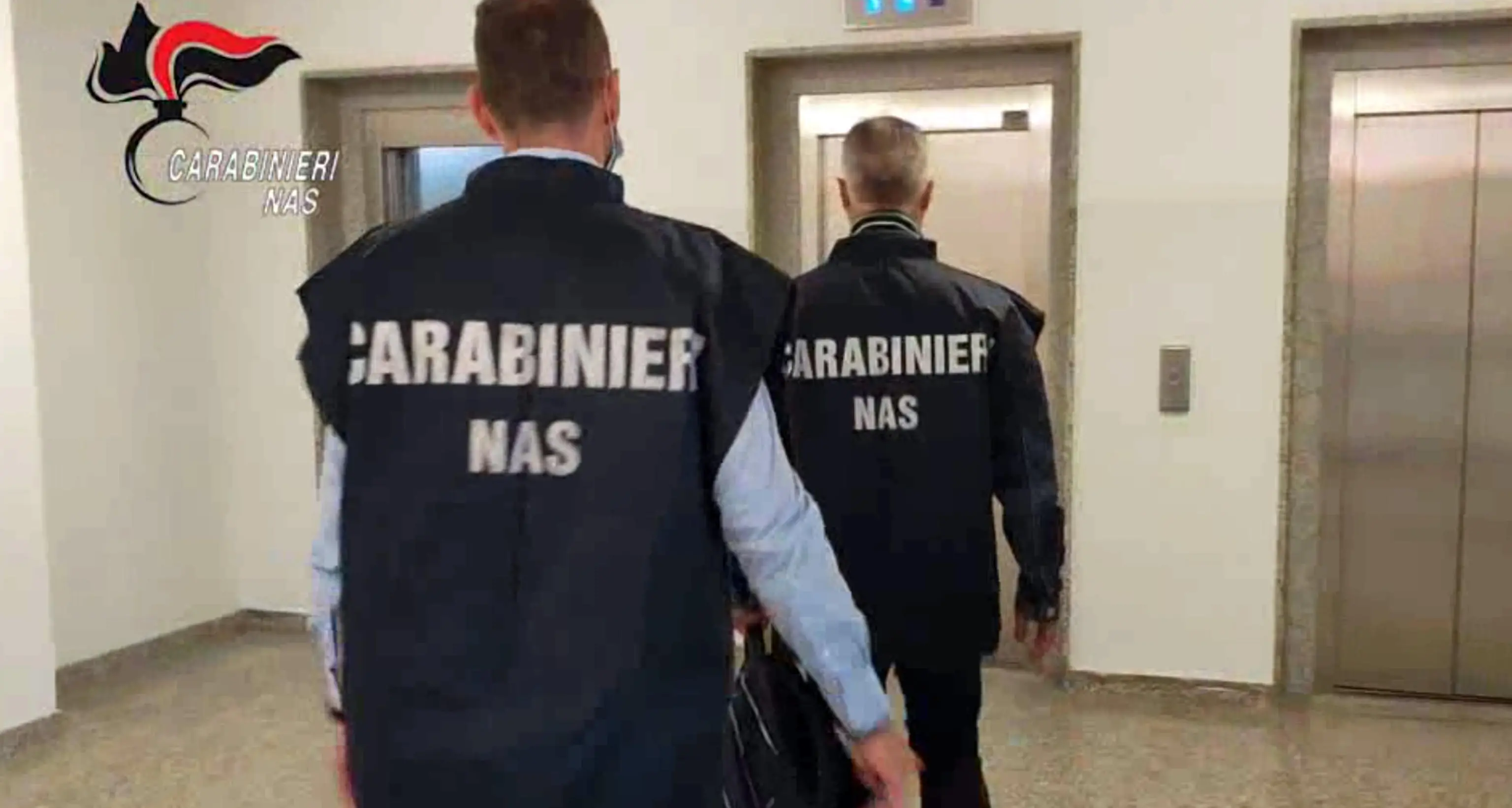 Nella clinica di Bolzano i Nas trovano al lavoro due medici non vaccinati