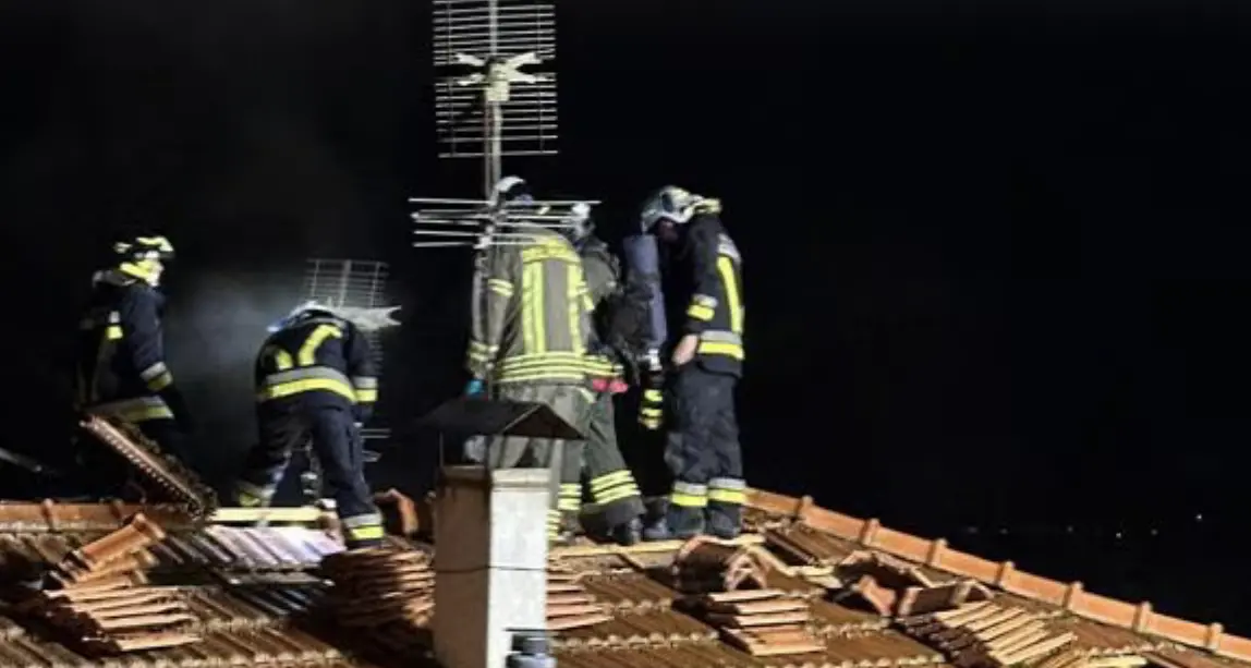 Incendio nella notte a Carisolo, tetto distrutto e famiglie evacuate