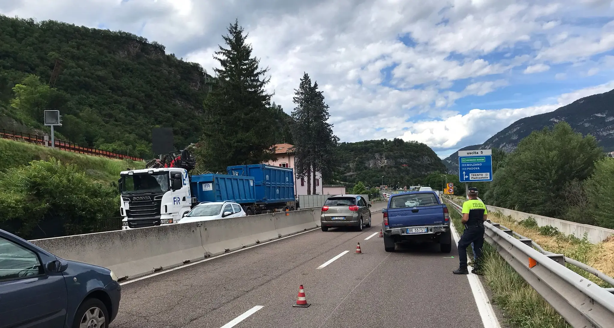 Il pick-up perde una ruota in tangenziale, che «vola» sulla corsia opposta e colpisce un’auto e un camion
