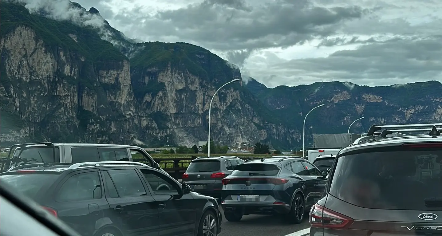 Apocalisse A22, tutto fermo da ore in corsia nord, fra Rovereto Nord ed Egna/Ora è un’odissea