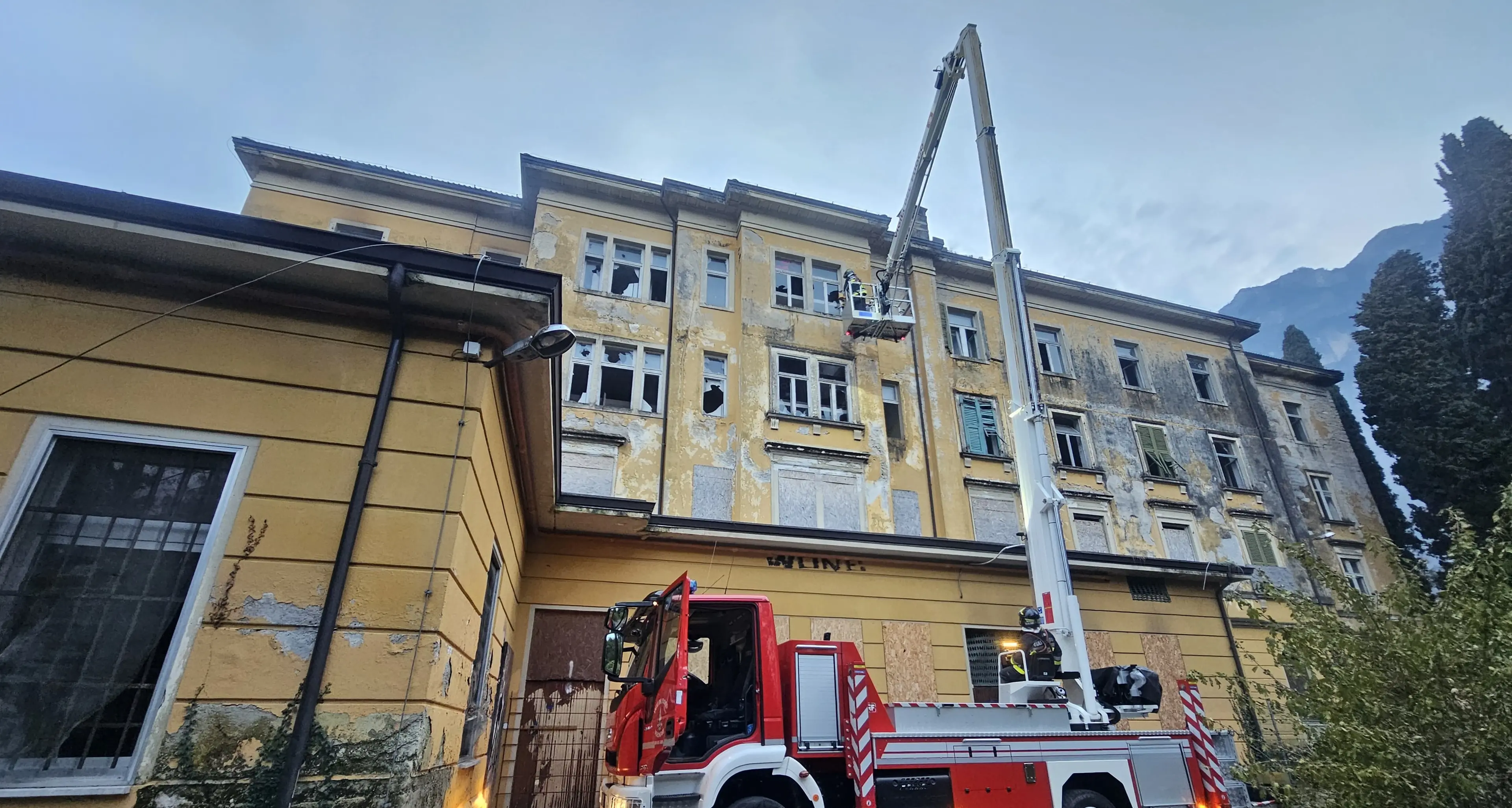 Riva del Garda, a fuoco l'ex Miralago, vigili del fuoco sul posto, domato il rogo del tetto