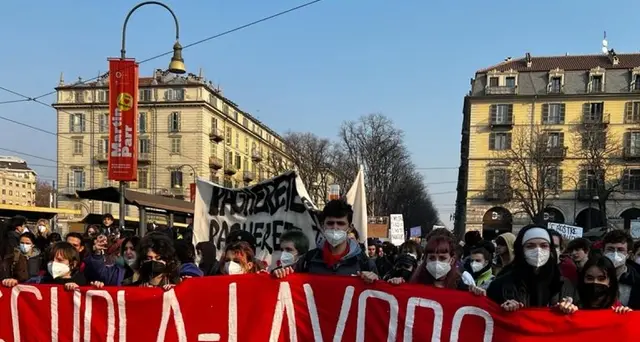 Morto durante stage: studenti di nuovo in piazza a Torino