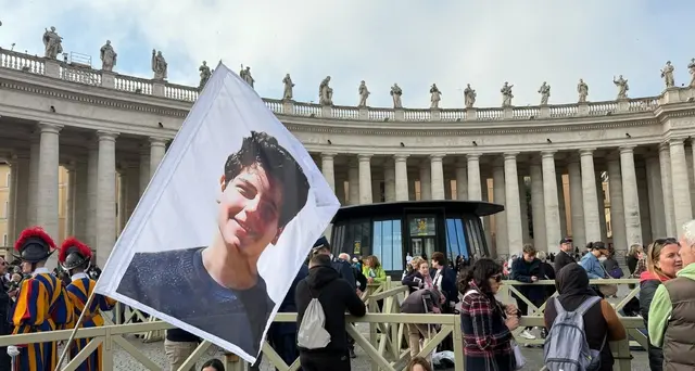 Papa: bandiere con volto di Carlo Acutis a San Pietro