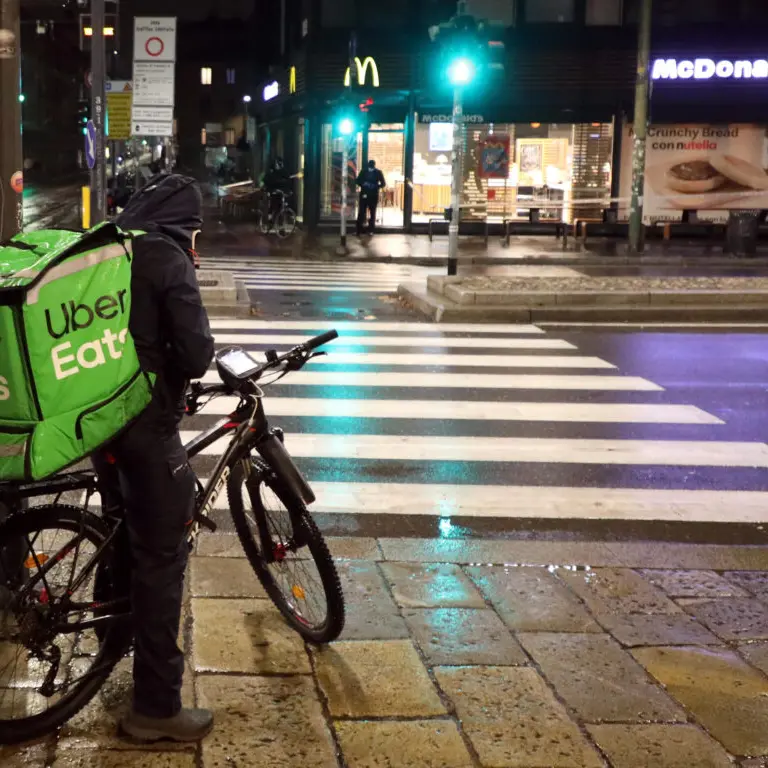 Rider percorre 50 chilometri per una consegna: quando lo vede, l’ex assessore si pente