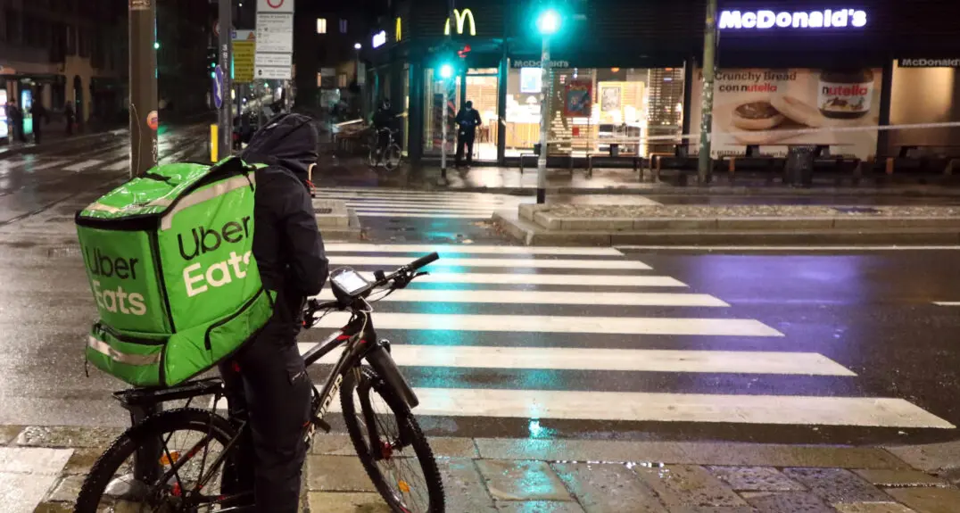 Rider percorre 50 chilometri per una consegna: quando lo vede, l’ex assessore si pente