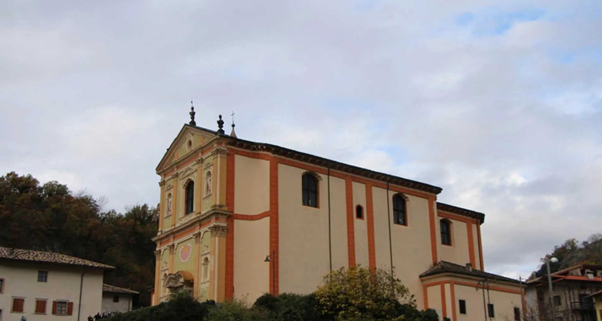 Viale per la chiesa? Ci pensano i fedeli “adottando” i metri quadrati necessari